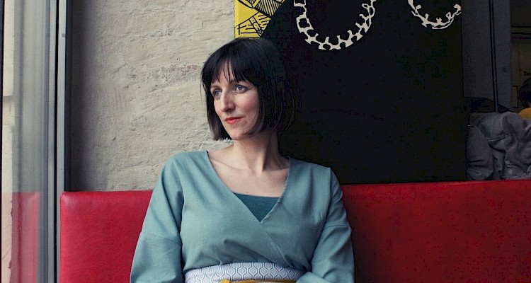 Interview mit Kinderyogalehrerin Hanna Pessl - ©talkaccino.at Hanna Pessl auf roter Sitzbank - ©talkaccino.at