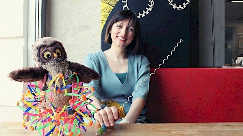 Kinderyogalehrerin Hanna Pessl Hanna Pessl mit Stofftier, Atemball und Sprechstab