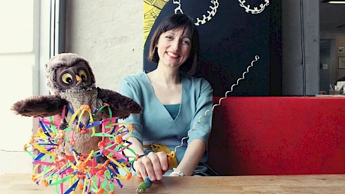 Kinderyogalehrerin Hanna Pessl Hanna Pessl mit Stofftier, Atemball und Sprechstab