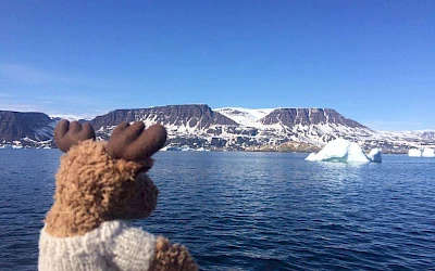 Reisemaskottchen Ole Einar am Schiff