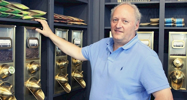 Helmut Brem vor diversen Kaffeesorten - ©talkaccino.at 