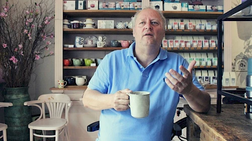 Kaffeeröster Helmut Brem Helmut Brem im Interview mit Kaffeetasse