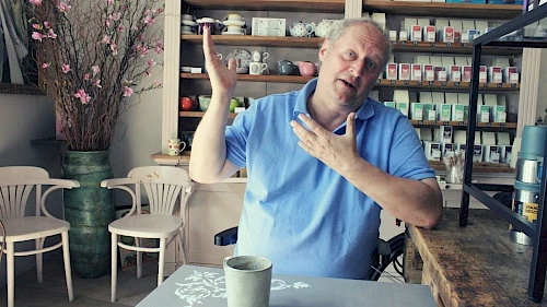 Kaffeeröster Helmut Brem Helmut Brem gestikulierend im Wiener Rösthaus