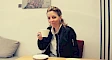 Caroline Ertl mit Tasse Kaffee - ©talkaccino.at 