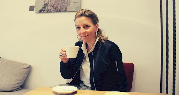 Interview mit Schmuckdesignerin Caroline Ertl - ©talkaccino.at Caroline Ertl mit Tasse Kaffee - ©talkaccino.at
