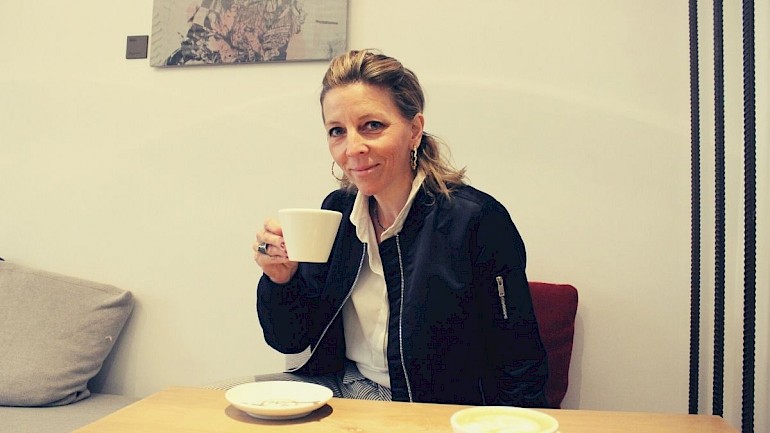 Schmuckdesignerin Caroline Ertl mit Kaffee