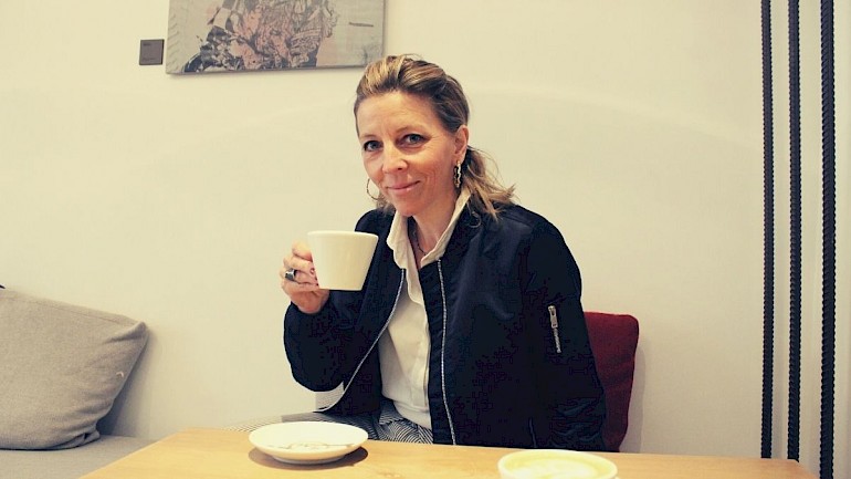 Interview mit Schmuckdesignerin Caroline Ertl Schmuckdesignerin Caroline Ertl mit Kaffee