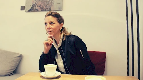 Schmuckdesignerin Caroline Ertl im Interview Schmuckdesignerin Caroline Ertl beim Interview nachdenkend