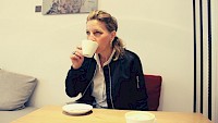 Schmuckdesignerin Caroline Ertl bei einem Kaffee