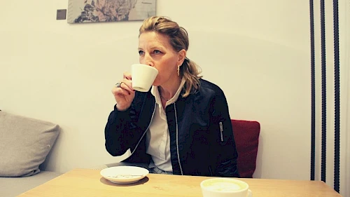 Schmuckdesignerin Caroline Ertl Schmuckdesignerin Caroline Ertl bei einem Kaffee
