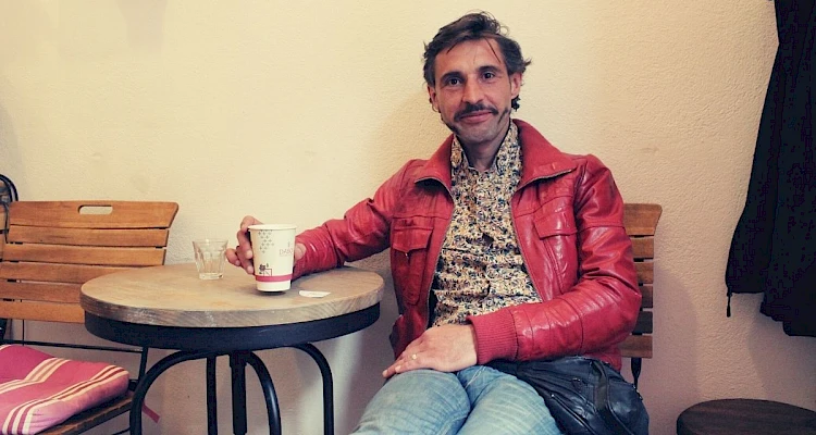 Allgemeinmediziner Tom Vogel mit Kaffee - ©talkaccino.at 