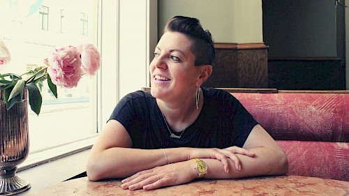Poetry-Slam-Organisatorin Diana Köhle Diana Köhle beim Interview im Café Eiles