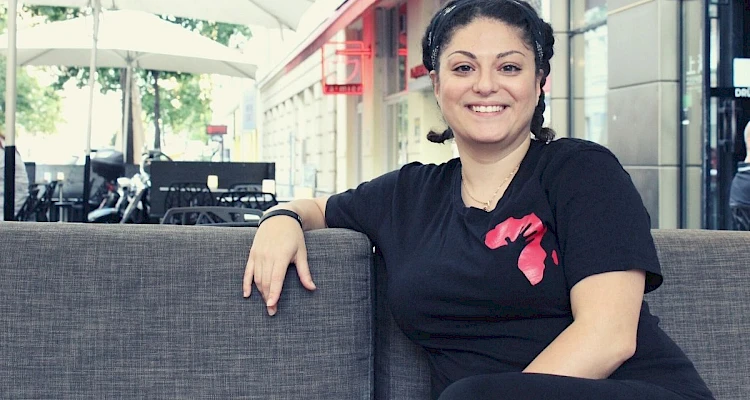 Interview mit NGO-Mitarbeiterin Milan Amini - ©talkaccino.at Milan Amini im Interview - ©talkaccino.at