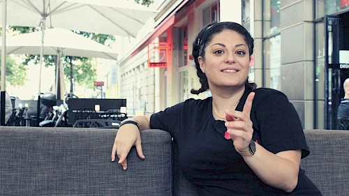 NGO-Mitarbeiterin Milan Amini NGO-Mitarbeiterin Milan Amini sitzend im Interview