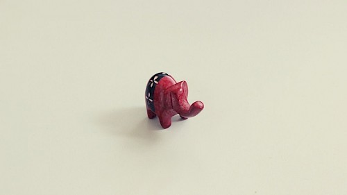Roter Elefant aus Speckstein Kleiner, roter Elefant aus Speckstein