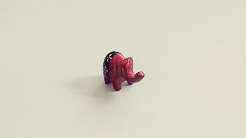 Roter Elefant aus Speckstein Kleiner, roter Elefant aus Speckstein