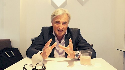 Direktmarketing-Pionier Fred Koblinger Fred Koblinger gestikulierend im Interview