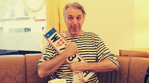 Clowndoktor Martin Kotal Martin Kotal mit Nummerntafel