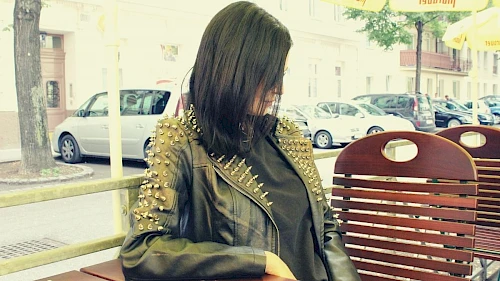 Bizarrlady und Sexworkerin Fanny Kant Fanny Kant mit Lederjacke und Sonnenbrille im Interview