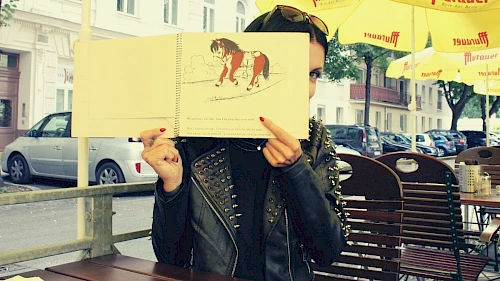 Bizarrlady und Sexworkerin Fanny Kant Fanny Kant mit Buch und Lederjacke im Interview