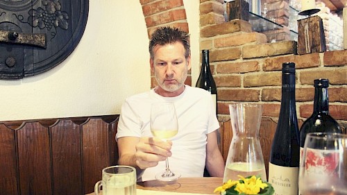 Heurigenwirt Leo Wieninger Leo Wieninger weintrinkend im Interview