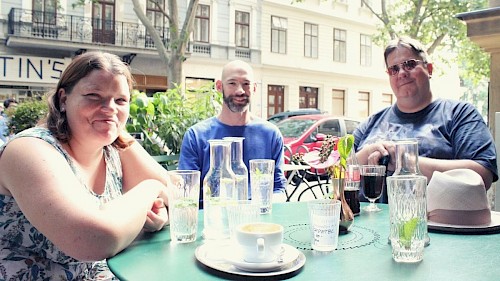 Interview mit einer Gruppe Beeinträchtigter im Café - ©talkaccino.at Eine Blinde, ein Cerebralparetiker und ein Beinamputierter im Gespräch