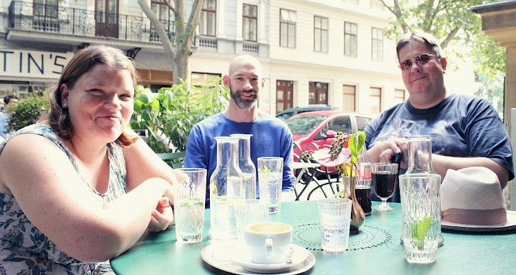 Interview mit einer Gruppe Beeinträchtigter - ©talkaccino.at Eine Blinde, ein Cerebralparetiker und ein Beinamputierter im Gespräch in einem Café - ©talkaccino.at