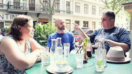 Gruppe Beeinträchtigter (blind, Cerebralparese, beinamputiert) Gruppe Beeinträchtigter im Gespräch im Café Ansari