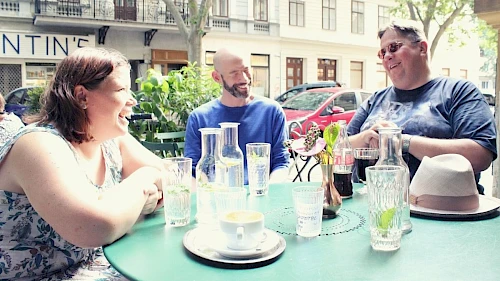 Gruppe Beeinträchtigter (blind, Cerebralparese, beinamputiert) Gruppe Beeinträchtigter im Gespräch in einem Wiener Café