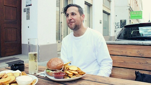 Schriftsteller Roman Klementovic Roman Klementovic mit Burger