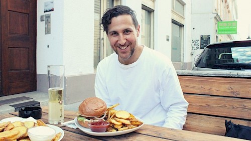 Schriftsteller Roman Klementovic Roman Klementovic lachend im Interview