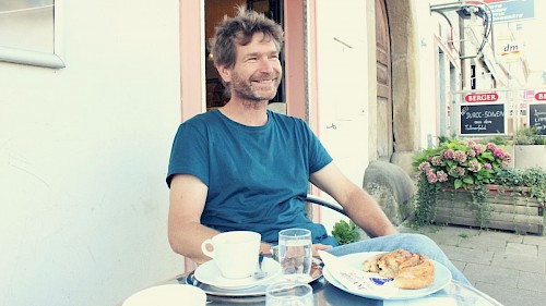 Imker & Bienenzüchter Wolfgang Schmidt Wolfgang Schmidt mit Kaffee und Zimtschnecke