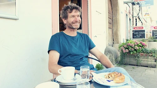 Imker & Bienenzüchter Wolfgang Schmidt Wolfgang Schmidt mit Kaffee und Zimtschnecke