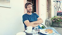 Wolfgang Schmidt bei Kaffee und Zimtschnecke im Interview
