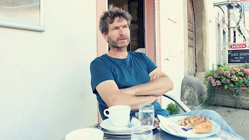 Imker & Bienenzüchter Wolfgang Schmidt Wolfgang Schmidt bei Kaffee und Zimtschnecke im Interview