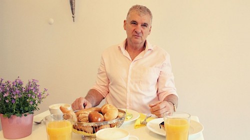 Schönheitschirurg Artur Worseg Artur Worseg im Café der Privatklinik Währing