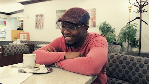 Stand-up-Comedian Soso Mugiraneza Soso Mugiraneza lachend beim Interview
