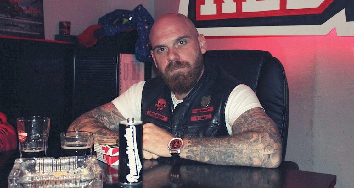 Interview mit dem Wiener Präsident Red Dogs MC Austria Jakob B. - ©talkaccino.at Red-Dogs-Biker Jakob B. im Gespräch - ©talkaccino.at
