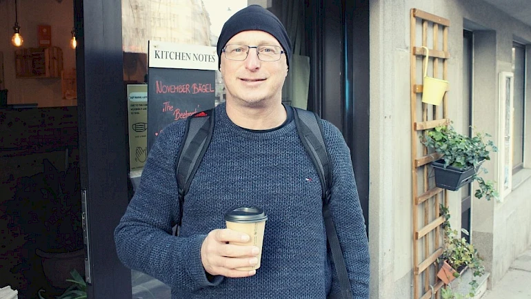 Naturfotograf Georg Popp mit Haube und Kaffee im Interview