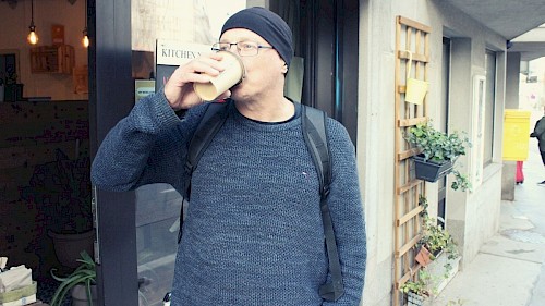 Naturfotograf Georg Popp Naturfotograf Georg Popp beim Kaffeetrinken