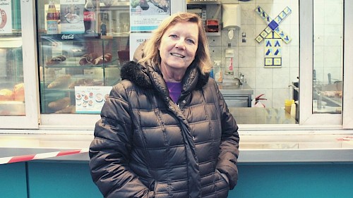 Interview mit Würstelstandbetreiberin Vera Tondl - ©talkaccino.at Vera Tondl im Gespräch vor ihrem Würstelstand