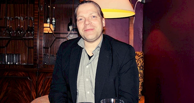 Interview mit Komponist und Jazz-Posaunist Markus Geiselhart - ©talkaccino.at Markus Geiselhart in einem Wiener Lokal im Gespräch - ©talkaccino.at