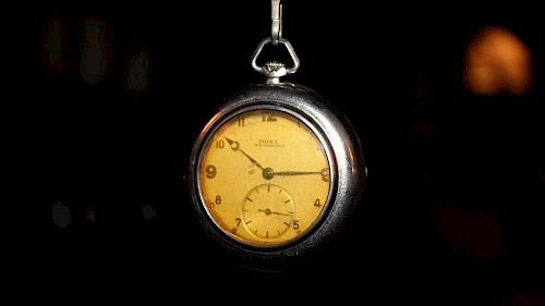 Taschenuhr Silberne Taschenuhr mit gelb-bräunlichen Ziffernblatt
