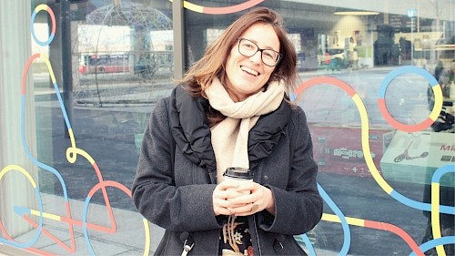 Buchhändlerin Bettina Wagner Bettina Wagner lachend mit Kaffee im Gespräch