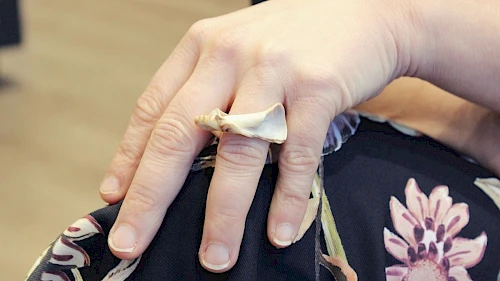 Muschelring von Bettina Wagner Muschelring von Bettina Wagner am Ringfinger