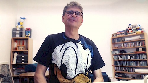 Donald-Duck-Synchronsprecher Peter Krause Synchronsprecher Peter Krause im Donald-Duck-T-Shirt