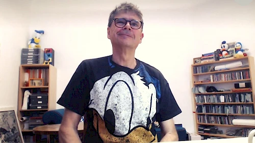 Donald-Duck-Synchronsprecher Peter Krause Synchronsprecher Peter Krause im Donald-Duck-T-Shirt