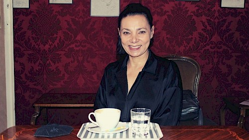 Interview mit Schauspielerin Sandra Cervik - ©talkaccino.at Schauspielerin Sandra Cervik im Gespräch