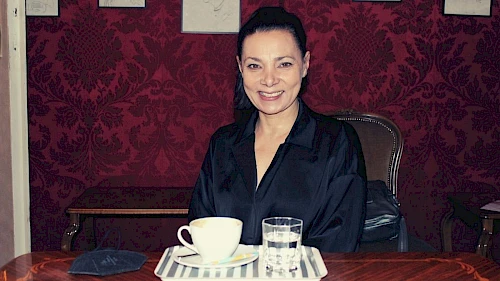 Interview mit Schauspielerin Sandra Cervik - ©talkaccino.at Schauspielerin Sandra Cervik im Gespräch