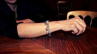 Sandra Cervik zeigt ihr Glücksbringer-Armband
